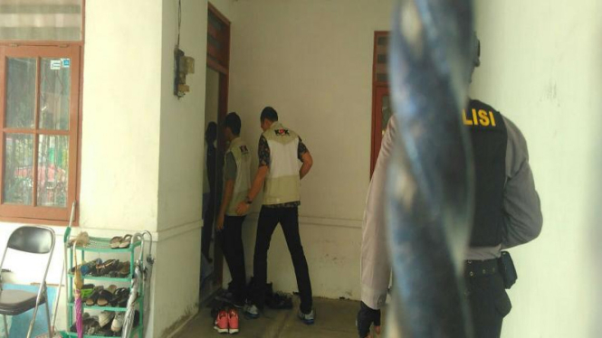 Petugas KPK menggeledah sebuah rumah di Malang