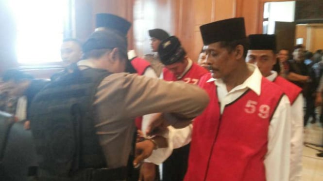 Terdakwa pembunuhan Salim Kancil memasuki ruang sidang, Kamis (18/2/2016)