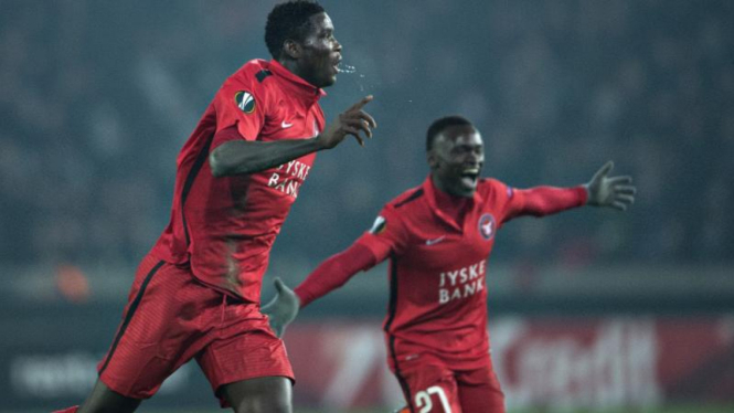 Striker Midtjylland Paul Onuachu merayakan gol ke gawang MU bersama Pione Sisto.