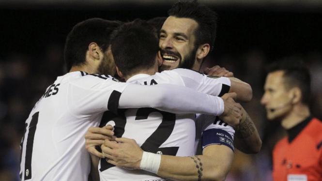 Pemain Valencia merayakan gol.
