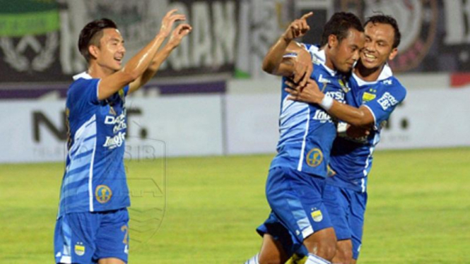 Pemain Persib Bandung, Atep, rayakan gol