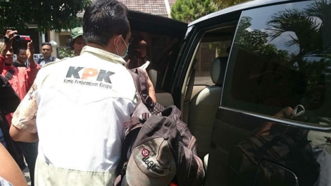  Petugas KPK membawa sejumlah barang setelah menggeledah rumah Heri Mursyid, salah satu direksi PT Citra Gading Asritama, di Kota Malang, Jawa Timur, pada Jumat, 19 Februari 2016.