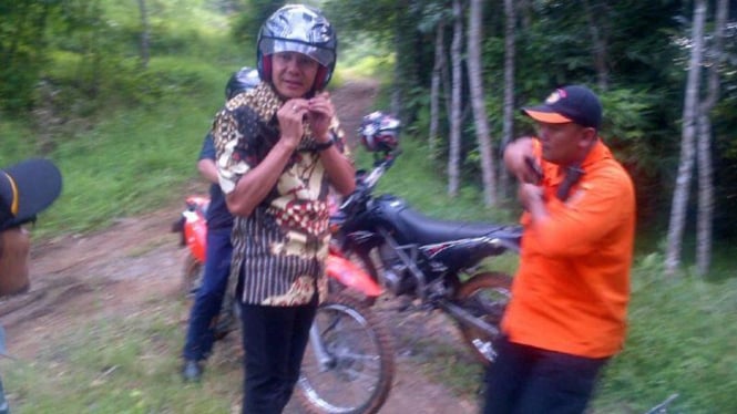 Ganjar Pranowo saat blusukan dengan motor trail.