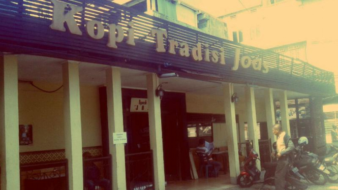 Salah satu dari sekian banyak kedai kopi di Kota Ambon, Maluku, yang dahulu adalah kawasan konflik berdarah pada tahun 1999.
