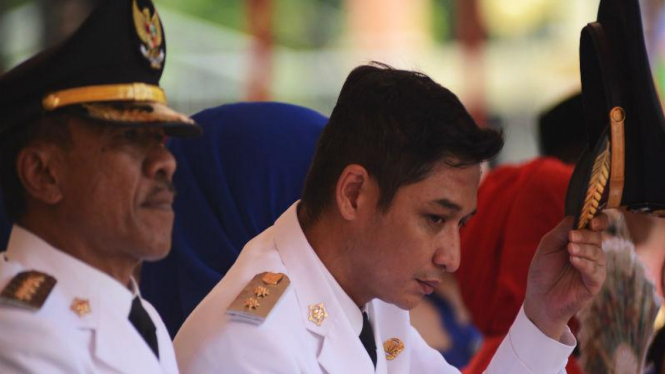 Sigit Purnomo Said alias Pasha Ungu (kanan) melepas topinya usai dilantik sebagai Wakil Walikota Palu, Sulawesi Tengah, Rabu (17/2)