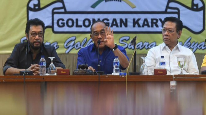 Mantan Ketua Umum Partai Golkar Aburizal Bakrie didampingi Wakil bersama Agung Laksono dan Ketua DPD GOlkar Jakarta Yorrys Raweyai beberapa waktu lalu, Jumat (19/2/2016). 