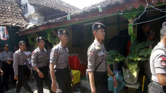 Sejumlah polisi berjaga di pintu masuk pondok pesantren wanita pria (waria) Al Faatah di Kotagede, Yogyakarta, Jumat (19/2)