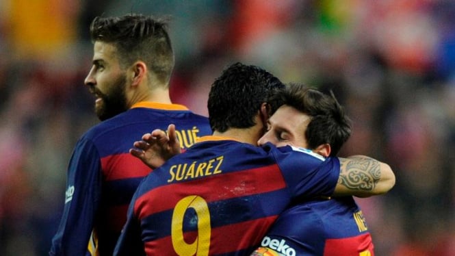 Luis Suarez dan Lionel Messi merayakan gol.