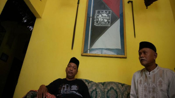 Pimpinan Ponpes Kahuripan As-Shirotol Mustaqim, Jari (kiri) yang mengaku penerus Nabi atau Isa Habibullah di Desa Karangpakis, Kabuh, Jombang, Jawa Timur, Selasa (16/2).