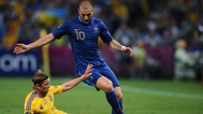 Penyerang Timnas Prancis, Karim Benzema (biru)