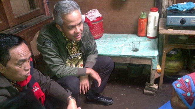 Saminah (55), pemilik rumah reot berbincang dengan Gubernur Jateng, Ganjar Pranowo