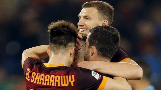 Para pemain AS Roma merayakan gol
