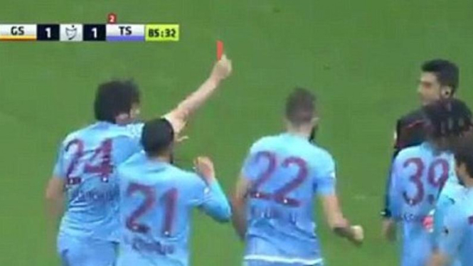 Bek Trabzonspor, Salih Dursan (nomor 24), saat memberi kartu merah ke wasit.