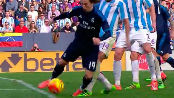 Gelandang Real Madrid, Luka Modric, diganjar pemain Malaga