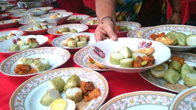 Lontong Tjap Go Meh di Kelenteng Eng An Kiong, Malang