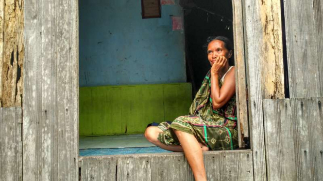 Ilustrasi/Perempuan Dayak di Desa Rangan Seha Kalimantan Tengah saat beristirahat di rumah mereka. 