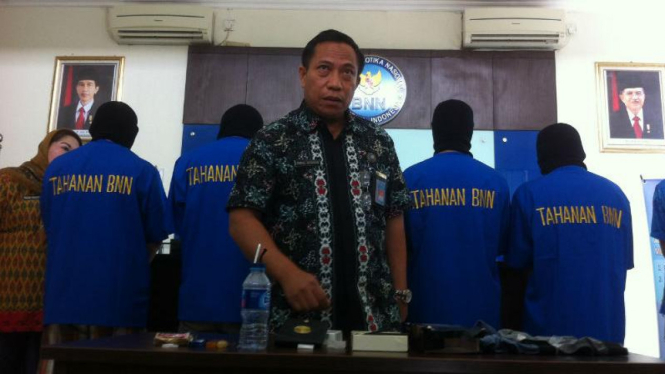 Aparat BNN Provinsi Sumatera Selatan merilis hasil penangkapan seorang pegawai negeri sipil dan lima orang lain yang berpesta sabu-sabu di kantor pemerintah pada Selasa, 23 Februari 2016.