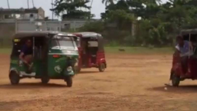 Olahraga Polo dengan mengendarai bajaj.