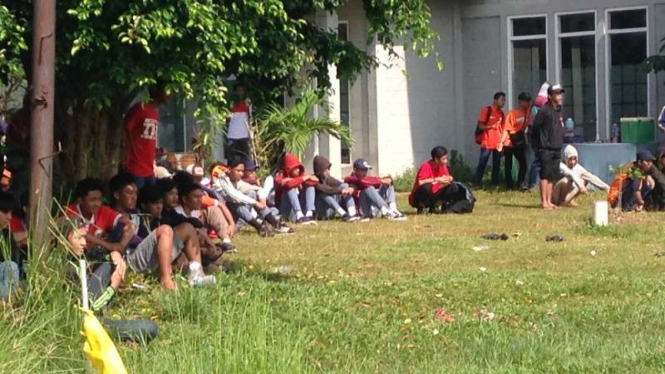 Sejumlah anak SMA tampak menonton latihan Persija Jakarta