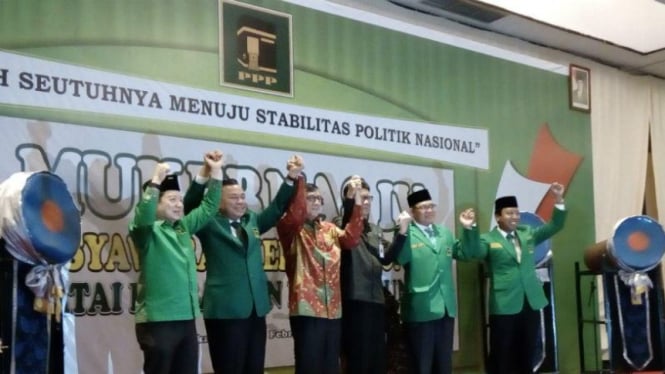 Menteri Dalam Negeri, Tjahjo Kumolo (ketiga dari kanan), bersama sejumlah petinggi PPP dalam Musyawarah Kerja Nasional PPP di Jakarta, pada Rabu, 23 Februari 2016.