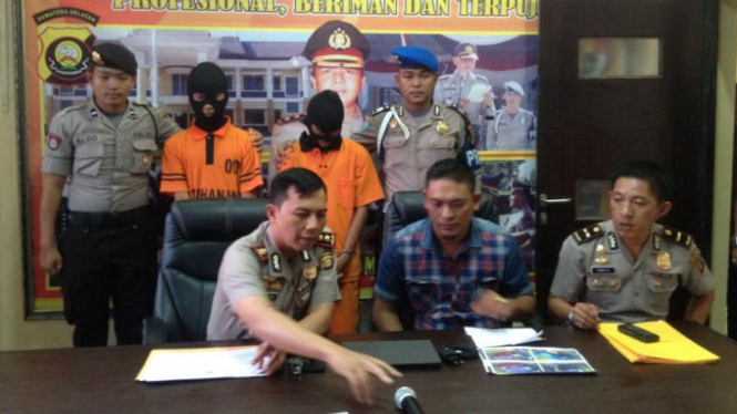 Polisi menunjukkan kepada pers dua bocah pelaku pembunuhan Manajer Bank Mandiri Cabang Kota Baturaja di Markas Polres Baturaja, Sumatera Selatan, pada Rabu, 24 Februari 2016.