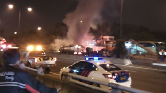 Siap-siap Macet, Ada Truk Terbakar di Fly Over Jatinegara