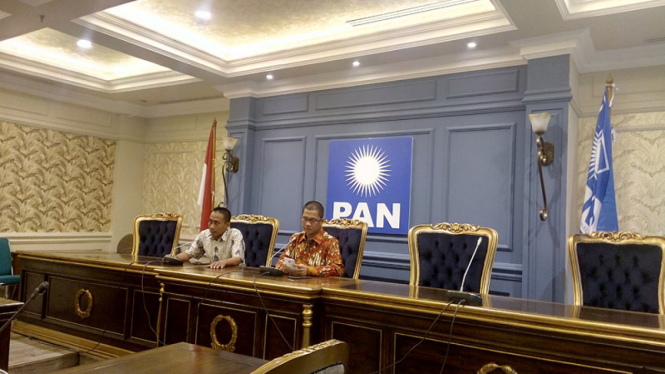  Sekretaris Fraksi Partai Amanat Negara (PAN), Yandri Susanto
