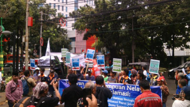 Demo nelayan tolak raperda reklamasi pantai utara jakarta