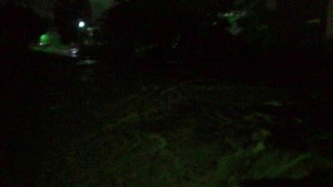 Kali Sadang di Cibitung, Bekasi, Jawa Barat, sudah hampir meluap pada Kamis malam, 25 Februari 2016.