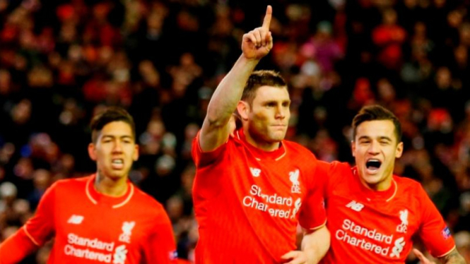 Gelandang Liverpool, James Milner (tengah)