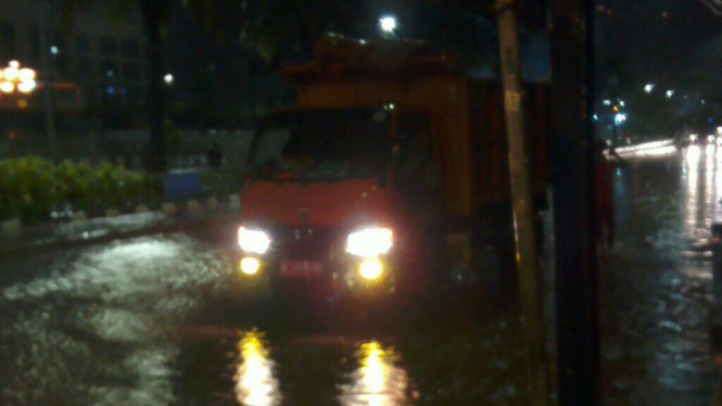 Banjir di Jalan Ampera 2, Gunung Sahari, Jumat, 26 Februari 2016.