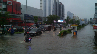 Nekat Terobos Banjir Berakhir Mogok, Mobil BMW M2 Ditinggal Pemilik