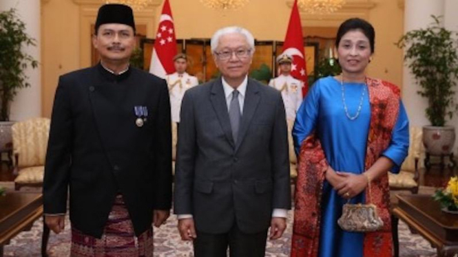 Presiden Singapura, Tony Tan, dan Duta Besar baru Indonesia untuk Singapura, Ngurah Swajaya, dan istri.