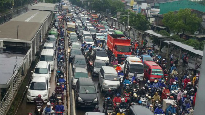 Kamacetan di Cengkareng, Jakarta Barat.