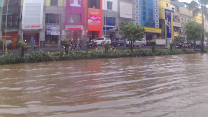 Kondisi banjir di Jalan Boulevard Raya, Kelapa Gading