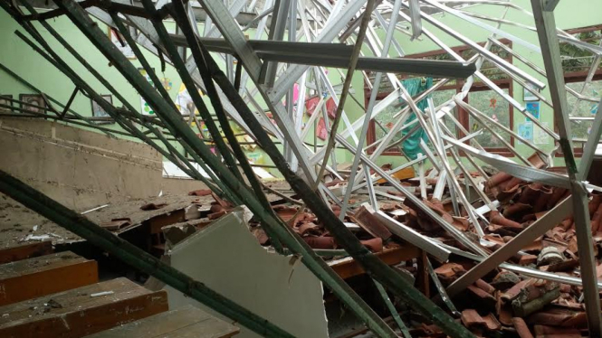 Atap SDN VI Kalibaru yang ambruk