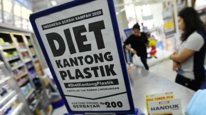 Salah satu upaya pusat perbelanjaan kurangi konsumsi plastik.