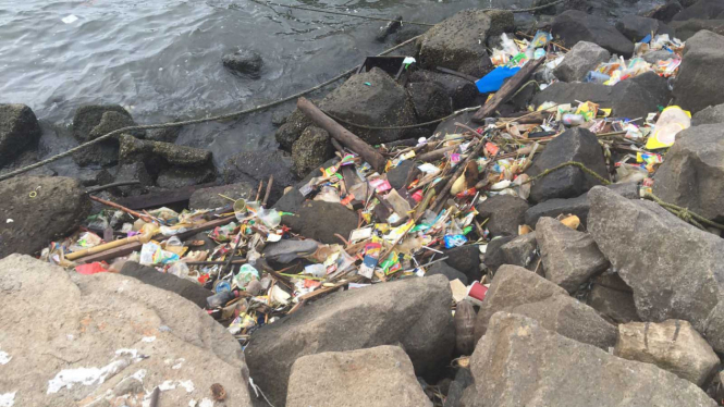 Sampah plastik di Teluk Jakarta