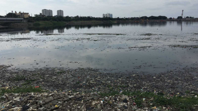 Sampah plastik di teluk Jakarta