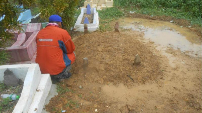 Makam dua korban Brigadir Petrus Bakus