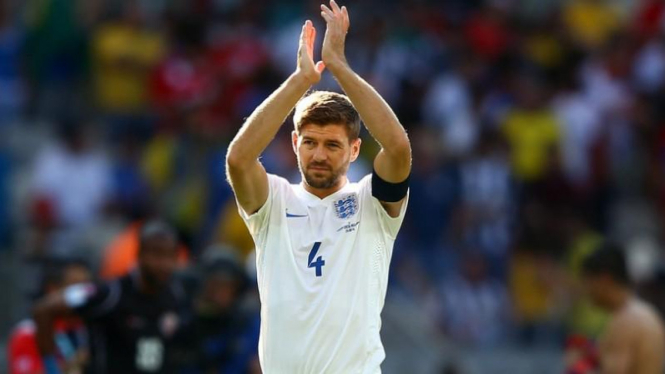 Steven Gerrard saat masih membela Timnas Inggris.