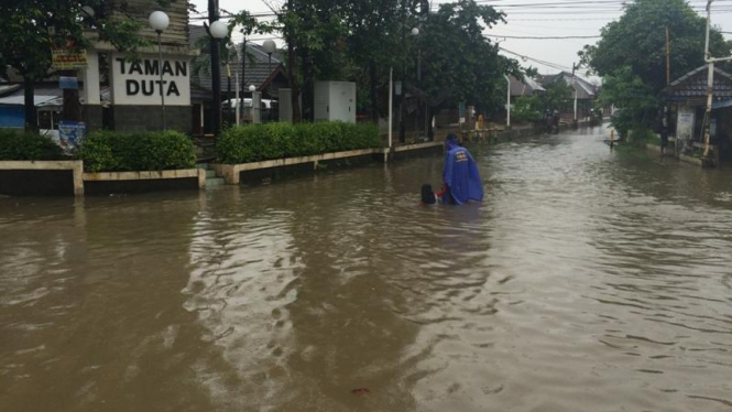 Wilayah Depok Ini Banjir Hingga Lutut Orang Dewasa Viva