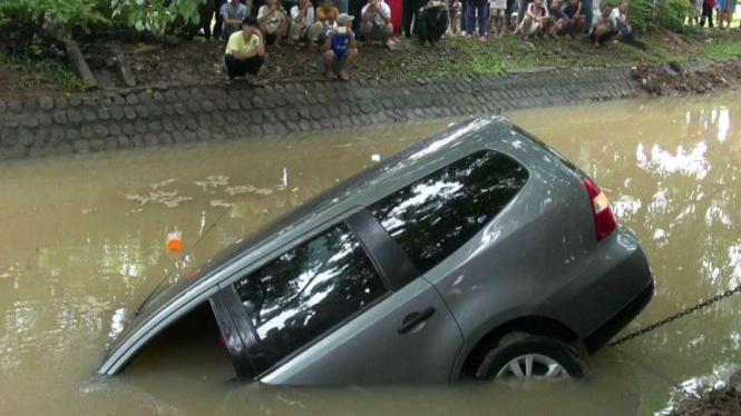 Sebuah mobil Nissan Livina tercebur ke Sungai Sifon di Jalan Tempe Taruna, Kota Tangerang, Banten, pada Minggu siang, 28 Februari 2016.