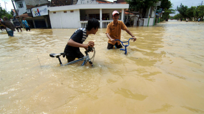 Banjir di Jalan Imam Bonjol, Sampang, Jatim, Sabtu (27/2016)