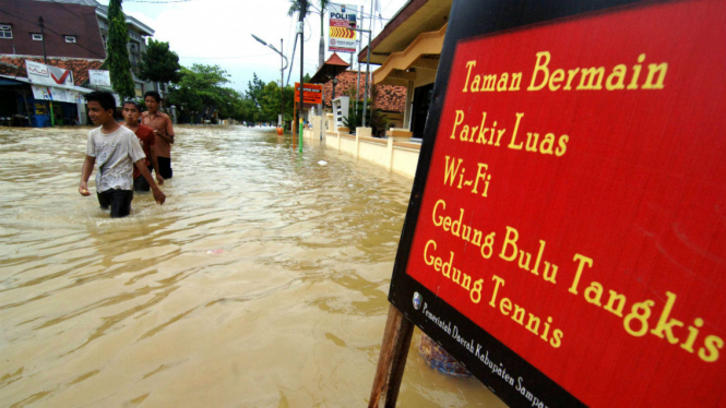 Ilustrasi/Banjir di Jalan Imam Bonjol, Sampang, Jatim, Sabtu (27/8/2016)