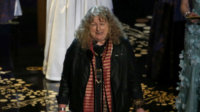 Jenny Beavan menerima piala Oscar