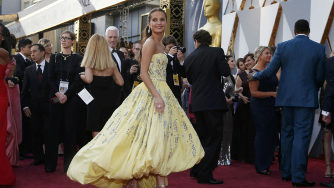 Alicia Vikander di karpet merah Academy Awards ke-88