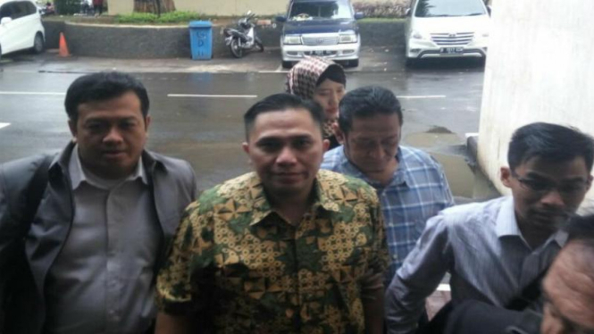 Anggota DPR RI, Ivan Haz (tengah)