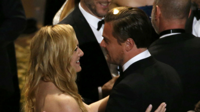 Kate Winslet dan Leonardo DiCaprio usai acara Oscar 2016
