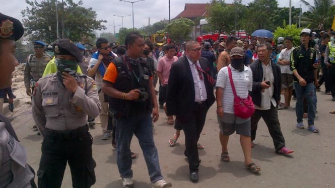 Pengacara warga Kalijodo, Razman Arief Nasution bersama warga di lokasi penggusuran.
